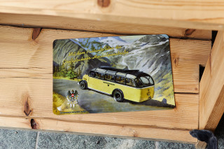 Metal sign with historical Postbus picture and the words ‘Mit dem Postbus auf den Großglockner’ (Take the Postbus to the Großglockner).